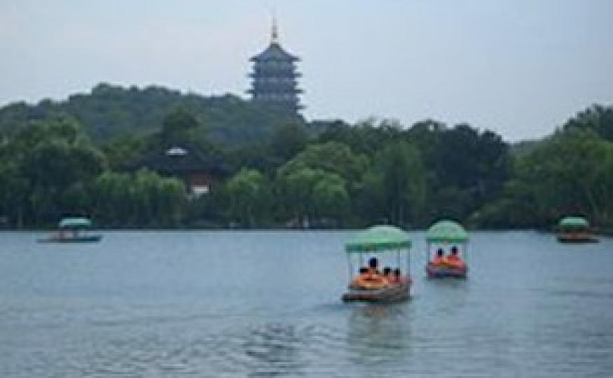 西湖
西湖是浙江省杭州市區西面的國家重點風景名勝區和中國十大風景名勝之一，風景非常優美。...