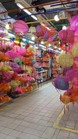 花燈
元朗街市乾貨街的花燈琳瑯滿目，色彩繽紛，很有節曰氣氛。...