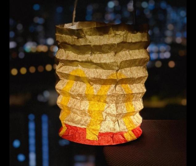 將麥當奴紙袋變成環保燈籠竟然爆紅，原因是環保兼有創意。...