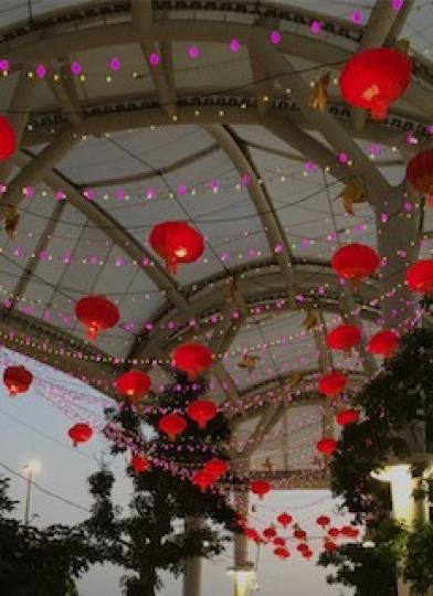 大紅燈籠
紅色代表喜慶，一串串大紅燈籠高高掛，充滿節日氣氛。...