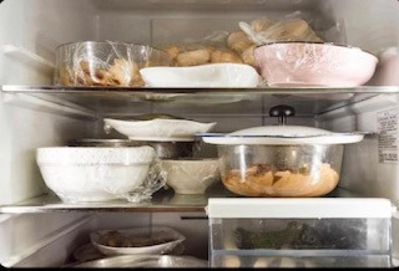 隔夜飯菜保存的安全
美國食品暨藥物管理局(FDA)建議,剩菜最好在4天內食用完畢,過期就要丟棄。不過要確認每款剩菜的安全食用期限,應該依照食物的酸鹼值、含水量、保存時間和溫度等條件。
第一要先分裝好... 隔夜飯菜保存的安全
美國食品暨藥物管理局(FDA)建議,剩菜最好在4天內食用完畢,過期就要丟棄。不過要確認每款剩菜的安全食用期限,應該依照食物的酸鹼值、含水量、保存時間和溫度等條件。
第一要先分裝好...