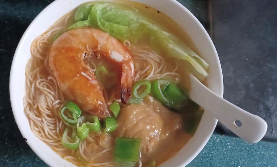 簡單午餐

今天的午餐很簡單，用昨天吃剩的煎大蝦和白切雞，加些蔬菜和麵條，便成一碗營養豐富的湯麵午餐了。...