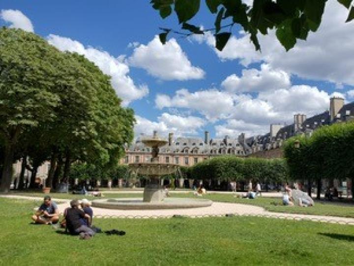 巴黎的天空

法國人出名浪漫，也懂生活享受。在陽光普照下，坐在柔綿綿的草地上聊天享受大自然美景確是一樂事。...