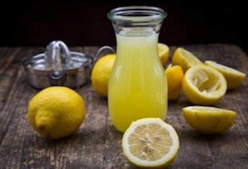 檸檬水的好處

檸檬水可以增強免疫系統，含豐富的維生素B、鈣、鐵、鎂、鉀和酶，也含有高含量的抗氧化劑，可以防止自由基損傷。亦能刺激新陳代謝和補充身體水分，也能改善腸道運輸並為結腸補水，還具有的預防骨質...