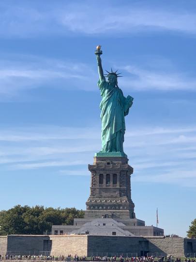 自由女神像
自由女神像 位於美國紐約港自由島，是一巨型古典主義塑像，由菲德里克·奧古斯特·巴托爾迪設計，古斯塔夫·艾菲爾建造，1886年10月28日落成，是法國人民送給美國人民的禮物。...