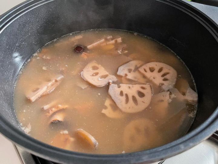 蓮藕湯

昨天家中雪櫃有少許蓮藕，於是放些瘦肉和鱆魚煲湯，味道鮮甜。...