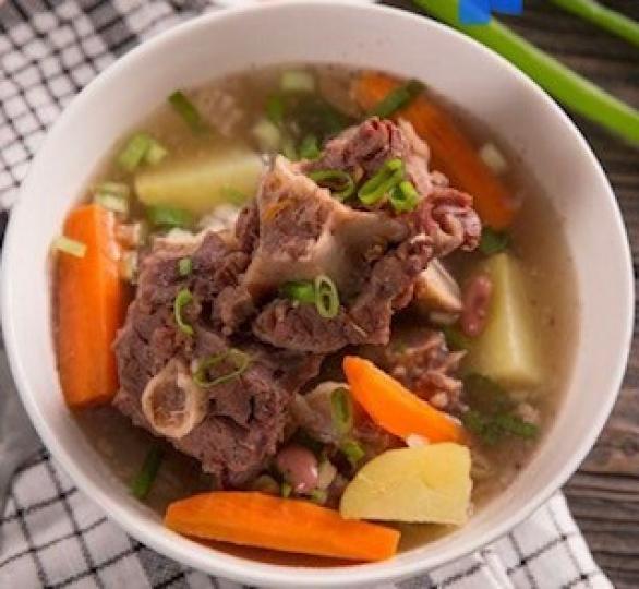 蓮藕粉葛紅蘿蔔瘦肉湯
粉葛和蓮藕常用於煲湯,中醫分享粉葛生津止渴兼清熱,蓮藕則有補養氣血、健脾養胃。粉葛用作湯料,應在煮前才清洗,有助保持新鮮,切後應隨即下鍋,因為空氣氧化作用會令其維他命流失。... 蓮藕粉葛紅蘿蔔瘦肉湯
粉葛和蓮藕常用於煲湯,中醫分享粉葛生津止渴兼清熱,蓮藕則有補養氣血、健脾養胃。粉葛用作湯料,應在煮前才清洗,有助保持新鮮,切後應隨即下鍋,因為空氣氧化作用會令其維他命流失。...