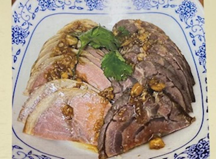 牛腱拼薰蹄

牛腱和薰蹄，一牛一豬做起餐前涼菜或小食，相當不錯。...