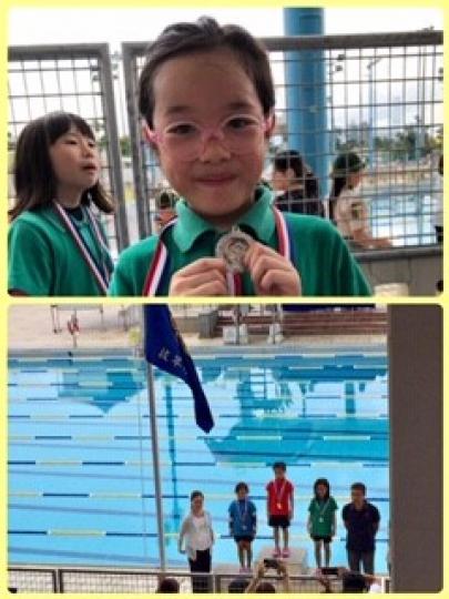 獎牌
孫女很珍惜第一次在校內獲背泳亞軍。...