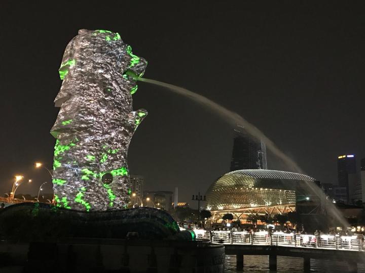 魚尾獅

星加坡的魚尾獅夜間噴水時有另一種美景。...