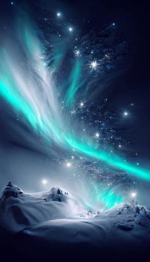 北極光

雪山加上北極光，互相輝映，燃亮了整個晚夜，美得寧靜又帶點神秘。...