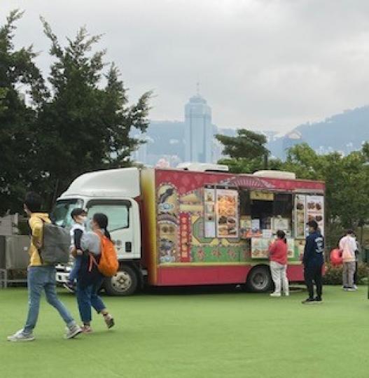流動食物車

假日流動食物車在一些公園擺買快餐美食，生意不錯。...