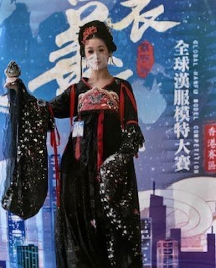 禮衣華夏
第四屆全球漢服模特大賽香港賽區決賽有20位選手爭奪香港賽區冠軍,每位模特兒身穿漢服參賽儀態優美。... 禮衣華夏
第四屆全球漢服模特大賽香港賽區決賽有20位選手爭奪香港賽區冠軍,每位模特兒身穿漢服參賽儀態優美。...