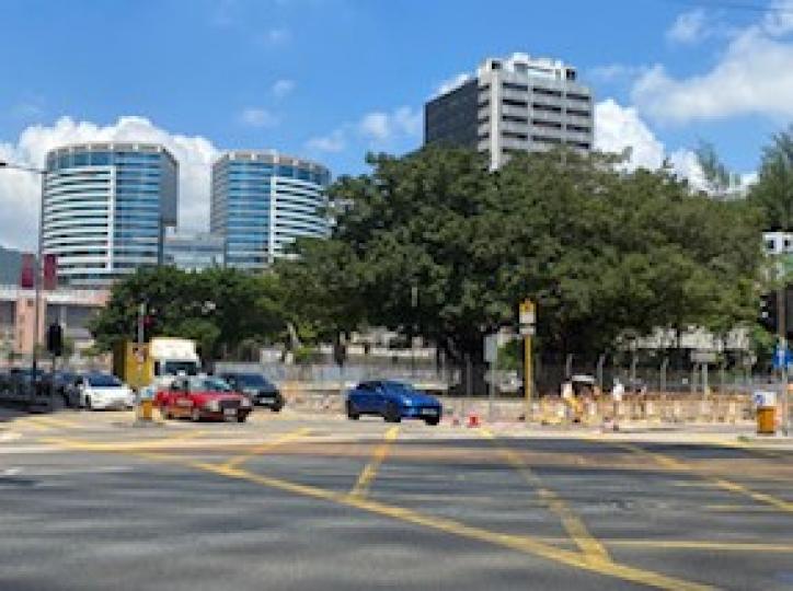 早上的旺角

平常旺角亞皆老街和洗衣街交界十字路口文通非常繁忙，但今早約九時，交通尚順暢。...