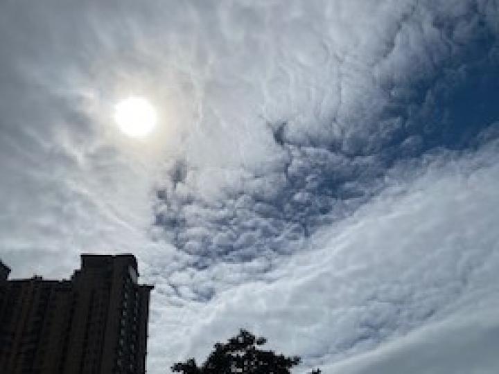 月夜
天上雖然有厚厚的烏雲，但月亮從雲中鑽出來，散發淡亮的光。...