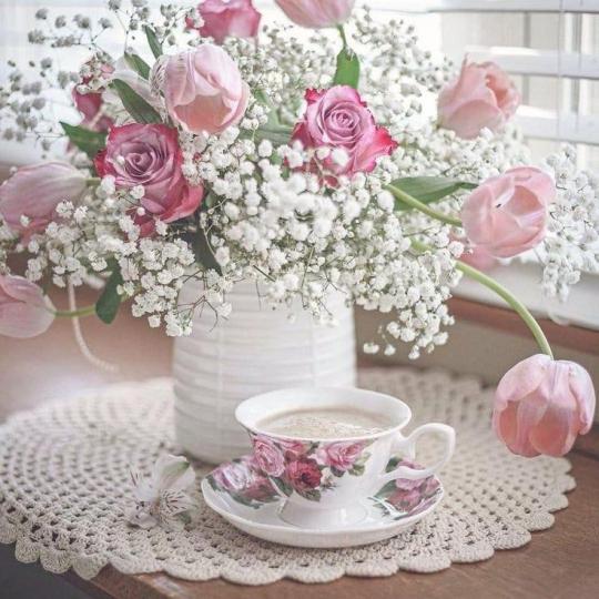 飲茶

早上起來，坐在餐桌上面對眼前配搭清雅的玫瑰花和滿天星，手中拿著一杯盛載在高貴的瓷杯中的茶享用，真有福氣。...