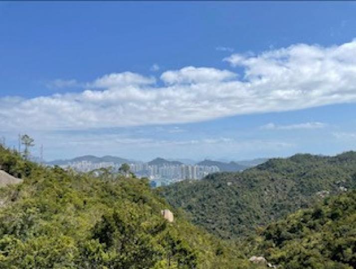 柏架山
今早到柏架山走走，山上空氣清新，遠看藍天白雲，風景美麗。...