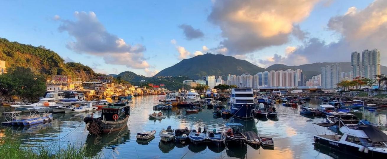 鯉魚門
鯉魚門為香港維多利亞港東面入口,與西面的汲水門相對,分隔香港島筲箕灣和九龍東部油塘。鯉魚門已有逾150年歷史,過去大部分村民都是農夫、漁民和礦工。鯉門的黃昏景色好美。... 鯉魚門
鯉魚門為香港維多利亞港東面入口,與西面的汲水門相對,分隔香港島筲箕灣和九龍東部油塘。鯉魚門已有逾150年歷史,過去大部分村民都是農夫、漁民和礦工。鯉門的黃昏景色好美。...