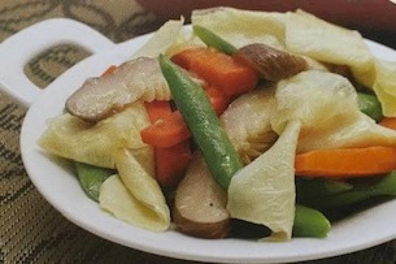 冬菇四季豆鮮竹結
這素菜材料只有四季豆、冬菇、紅蘿蔔和鮮腐竹四種。將鮮腐竹沖淨浸軟,然後切段及打結,上枱賣相會靚些。... 冬菇四季豆鮮竹結
這素菜材料只有四季豆、冬菇、紅蘿蔔和鮮腐竹四種。將鮮腐竹沖淨浸軟,然後切段及打結,上枱賣相會靚些。...