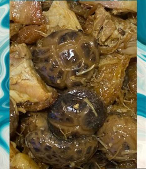 炆冬菇
嫲嫲最善長煮火腩、豬皮、堯柱炆冬菇，配白飯、白粥和齋粉麵米粉一樣美味。...