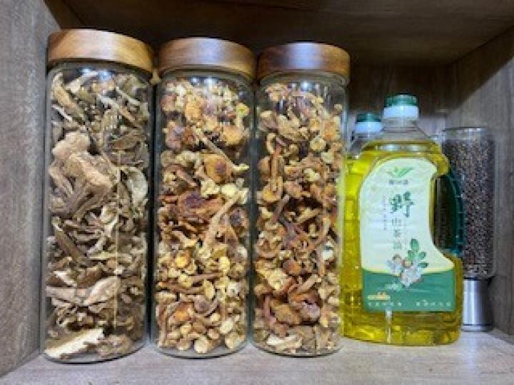 乾菇
乾菇的香氣會在燉煮湯品時,香味會溶於水中而增添食物風味。此外,日曬後的乾菇也會增加維生素D的營養成分含量,適量食用有助於人體鈣質的吸收和有助強化牙齒及骨骼健康。... 乾菇
乾菇的香氣會在燉煮湯品時,香味會溶於水中而增添食物風味。此外,日曬後的乾菇也會增加維生素D的營養成分含量,適量食用有助於人體鈣質的吸收和有助強化牙齒及骨骼健康。...