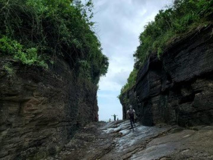 斬頸洲
東平洲有豐富的沉積岩構成不同的絕景，其中西北面的斬頸洲甚為壯麗。...