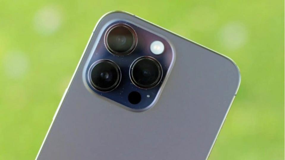 iPhone14
iPhone 14 系列所有型號都在機背鏡頭旁邊配備了新的環境光感應器。在之前的型號只有正面螢幕上方配備了這個感應器,相信在機背也加入環境光感應器會有助改善螢幕亮度自動調整以及攝影... iPhone14
iPhone 14 系列所有型號都在機背鏡頭旁邊配備了新的環境光感應器。在之前的型號只有正面螢幕上方配備了這個感應器,相信在機背也加入環境光感應器會有助改善螢幕亮度自動調整以及攝影...