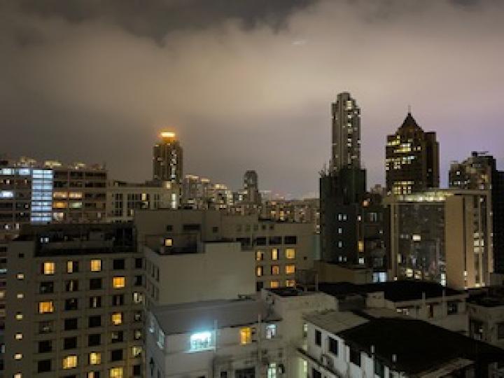 社區夜景

晚上站在露台遠望，家家戶戸亮起了燈，整個社區萬家燈火，把黑夜添上一點光彩。...