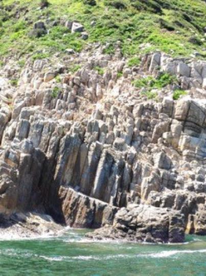 北果洲
北果洲是香港的一個島嶼，亦是果洲群島之一，地區行政上屬於西貢區。果洲群島以六角柱狀節理火山岩著稱，其中以北果洲的岩柱最為巨大，直徑可達3米。...