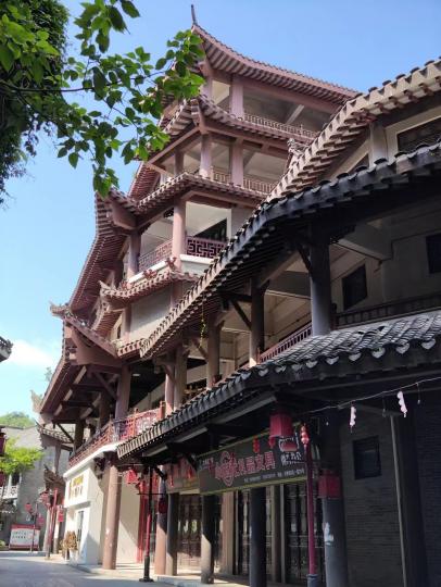 貴州古城

夏天的貴州天氣涼爽是避暑勝地。貴州古城保留著不少特色民族風情以及文化古跡。...