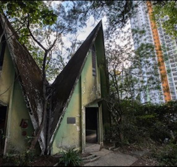 皇后山印度古廟
皇后山軍營印度廟位於新界粉嶺軍地,毗鄰山麗苑,於1960年代興建,由駐守該營地的尼泊爾踞喀兵建造。1992年後,軍營改作警察後勤基地,而踞喀兵亦一併撤走,自此印度廟遭荒廢。
皇后山軍營... 皇后山印度古廟
皇后山軍營印度廟位於新界粉嶺軍地,毗鄰山麗苑,於1960年代興建,由駐守該營地的尼泊爾踞喀兵建造。1992年後,軍營改作警察後勤基地,而踞喀兵亦一併撤走,自此印度廟遭荒廢。
皇后山軍營...