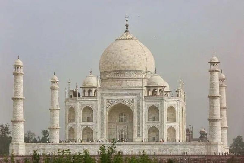 泰姬陵

泰姬陵是位於印度北方邦阿格拉的一座白色大理石建成的陵墓，是印度著名古蹟之一。...