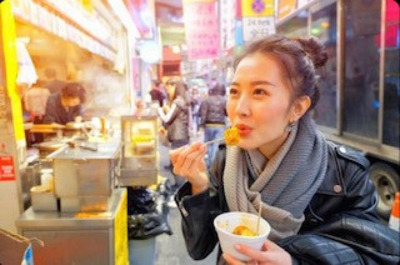 美食天堂
香港有美食天堂的美譽，不同國家的本土菜及特色料理都可以在香港吃得到。而香港本地美食如大牌檔、炸大腸、豆腐火腩飯、茶記奶茶、湯品粥品等，更是聞名海外，制霸全球。...