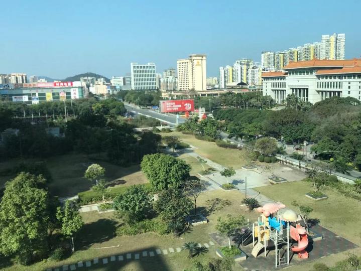 東莞長安公園
從朋友家露台欣賞附近社區景色，長安公園很大，設施完善。...
