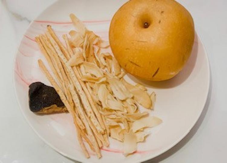 豐水梨
豐水梨可當作水果直接吃、做甜品、煲湯都能品嚐它的細嫩多汁與清甜。不過,豐水梨的存放時間短,室温下能放10天左右,若放上一段時間後,果肉變鬆軟,汁也較少。豐水梨沙參百合湯滋潤清熱,潤肺止咳。... 豐水梨
豐水梨可當作水果直接吃、做甜品、煲湯都能品嚐它的細嫩多汁與清甜。不過,豐水梨的存放時間短,室温下能放10天左右,若放上一段時間後,果肉變鬆軟,汁也較少。豐水梨沙參百合湯滋潤清熱,潤肺止咳。...
