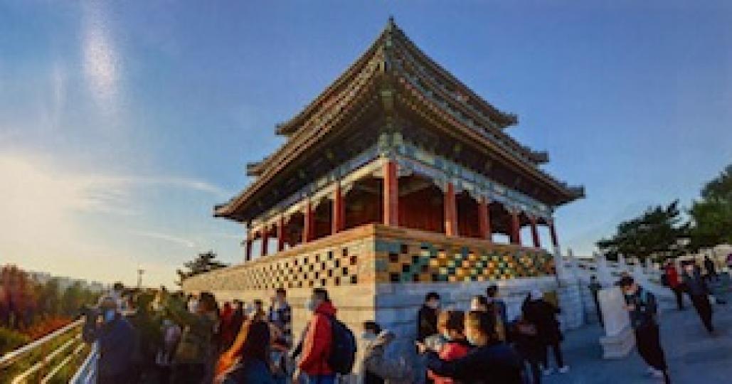 景山公園地處北京城的中軸線上，是明、清兩朝的皇家園林。景山公園內的中峰曾經是老北京城的最高點，中峰上的亭子叫「萬春亭」，是遊客來到景山公園必去的地方，在這裡可以俯瞰整個北京中心城區。...