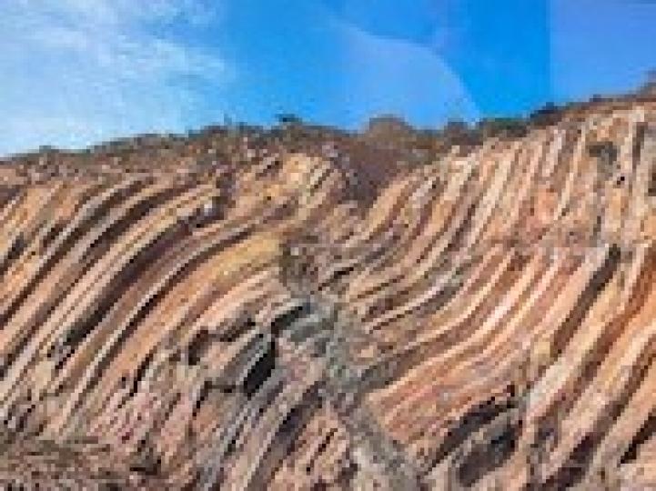 西貢六角柱
據地理學家分析，六角岩柱陣由1.4億年前由火山爆發而成，是暫時發現全世界面積最大的六角岩柱群。於2011年9月，香港地質公園獲聯合國教科文組織列入世界地質公園名錄，成為中國第26個世界級地...