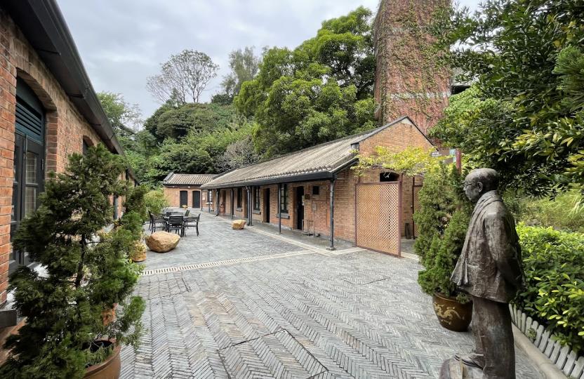 饒宗頤文化館

饒宗頤文化館秉承「文化傳承」的理念，建立一個廣闊而開放的文化平台，讓社會市民大衆在這平台上作文化交流，並傳承和體驗獨特的香港文化。此文化館會與本地及海內外文化團體不時以各種合作模式，舉...