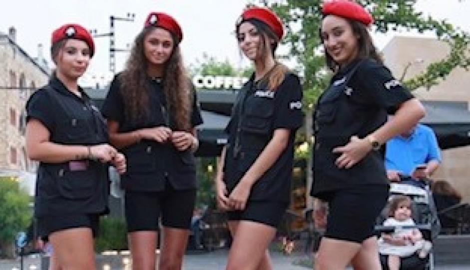 黎巴嫩
黎巴嫩位於中東，大部分女士出門都用黑巾裹着自己，但旅遊黎巴嫩到處可以看到「超短裙」的女警察。黎巴嫩一直都被法國統治着，直到1943年才獨立出來，因此，從那時候開始，當地人就開始學習西方文化，學...
