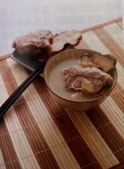 土伏苓豬骨湯
土茯苓豬骨湯是一道美味的菜餚。主要做法是將土茯苓30-60克(鮮品100-150克),放入煮好的豬骨湯中煎煮半小時,食用時可去藥喝湯。有健脾利濕,補陰益髓作用,亦可治糖尿病。... 土伏苓豬骨湯
土茯苓豬骨湯是一道美味的菜餚。主要做法是將土茯苓30-60克(鮮品100-150克),放入煮好的豬骨湯中煎煮半小時,食用時可去藥喝湯。有健脾利濕,補陰益髓作用,亦可治糖尿病。...