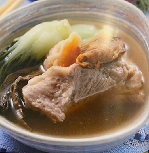 金銀菜蠔豉豬踭湯
煲湯加海味如蠔豉會先味些，加三、四粒無毛果更清甜。此湯滋潤肺燥，清肺胃熱，亦有健脾益氣功效。...
