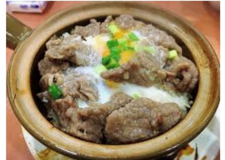 窩蛋牛肉煲仔飯
冬天吃完煲仔飯身體暖笠笠，窩蛋牛肉煲仔飯有營養又不肥膩。...