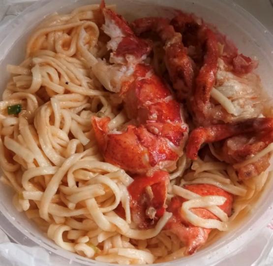 龍蝦伊麵
出外吃飯食龍蝦我不大喜歡，若席中友好不介意，我會打包回家慢慢食。...