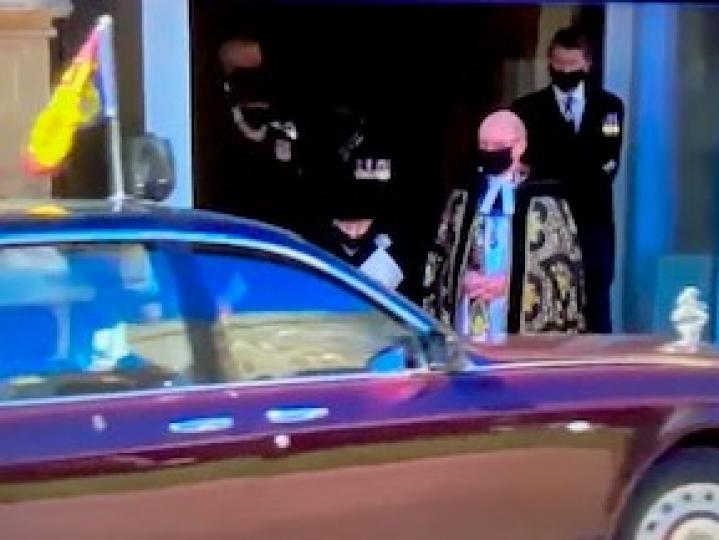 昨天是菲臘親王的喪禮, 看到英女皇參加完在溫莎堡聖喬治教堂喪禮後離開登私人座駕前的一刻，使我懷念這對夫婦相處73 年的美好恩愛生活。...