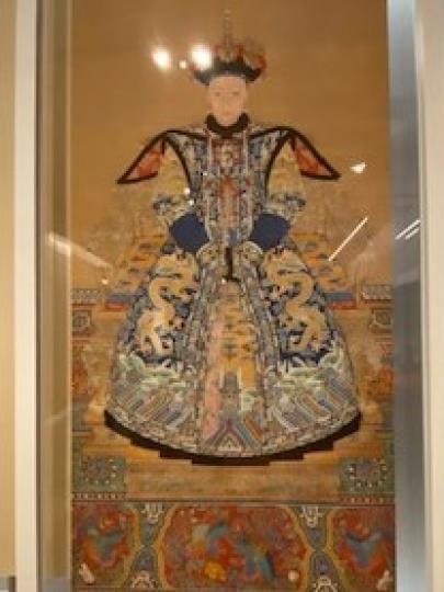 太宗文皇帝（皇太極）朝服像

這幅畫像是清乾隆15 年（1750-1751）的真品。像中皇太極泰然端坐頭戴夏朝冠，身穿繡有暗花八團龍紋、配以石青色披領和衣袖的明黃色夏朝服，服式非常雍容華貴。...