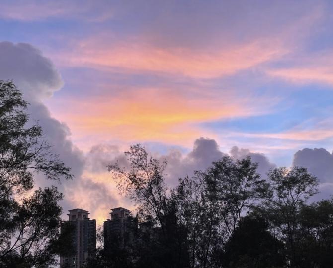 晚霞

很久沒有時間和心情去捕捉美麗的晚霞了！這個黃昏特別幸運。...