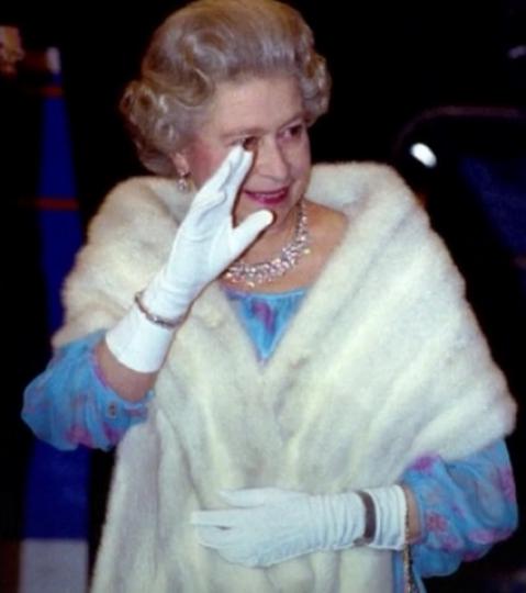 英女王獨特時尚衣著
英國女王伊莉莎白二世與世長辭,讓許多民眾無限緬懷,其生前最為人津津樂道的,還有其獨特時尚風格,包括各式色彩鮮豔的套裝、同樣輪廓的外套及帽子、珍珠項鍊與黑色高跟鞋等,已經形成女王獨一... 英女王獨特時尚衣著
英國女王伊莉莎白二世與世長辭,讓許多民眾無限緬懷,其生前最為人津津樂道的,還有其獨特時尚風格,包括各式色彩鮮豔的套裝、同樣輪廓的外套及帽子、珍珠項鍊與黑色高跟鞋等,已經形成女王獨一...