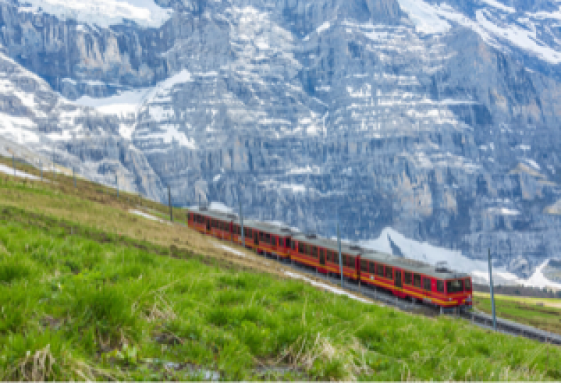 瑞士鐵路風光
少女峰是瑞士的著名山峰，海拔4158米。少女峰鐵路電車採用齒軌鐵路，全長約7公里，最大坡度高達1:4。旅客們可以一路聽着齒輪咬合鐵軌的聲音，一路上升並欣賞冰河美景。...