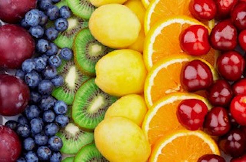彩虹飲食法

彩虹飲食法，顧名思義就是在餐盤上要看見像彩虹一樣多色彩的食物選擇。以蔬果為優先，以紅、橙、黃、綠、白、紫、黑、藍顏色代表食物的植化素不同，讓餐盤上有多彩的呈現。不同種的蔬果內有豐富的植化...
