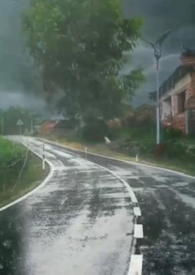 下雨天

下雨天，地上的雨水反射部份路面情況，頗有趣。...